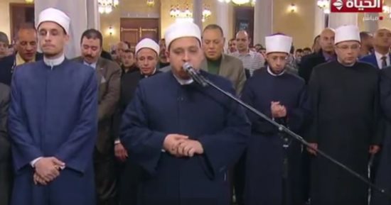هل رفع الصوت أثناء الصلاة للتنبيه بأمر ما يبطلها؟.. أمين الفتوى يجيب