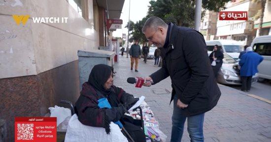عمرو الليثي يلتقي بسيدة على كرسى متحرك ويهديها مبلغ مالى بـ"أجمل ناس"