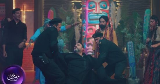 مسلسل الكابتن الحلقة 3.. أكرم حسنى يفشل فى التخلص من الأرواح.. يلجأ للزار بأغنية "زامباهولا" لفرقة شارموفرز.. حسام يستسلم لوضع أولى الخطط لتنفيذ طلبات الأشباح.. وعمر شرقى يشعر بالذنب لتزويره فى مباراة كرة قدم
