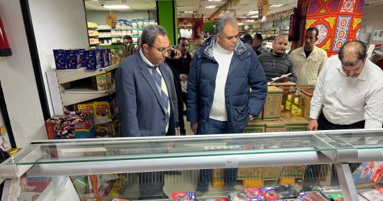 محافظ قنا يفاجئ عددا من السلاسل التجارية لمتابعة توافر السلع واستقرار الأسعار