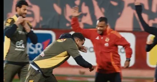 ممر شرفى فى مران الأهلى احتفالا بعيد ميلاد حمزة علاء.. فيديو