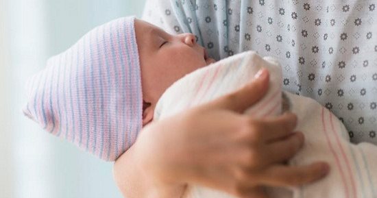 أم جديدة تفوز بقضية ضد عملها بعد إلغاء إجازة الرضاعة الطبيعية بسبب المرض