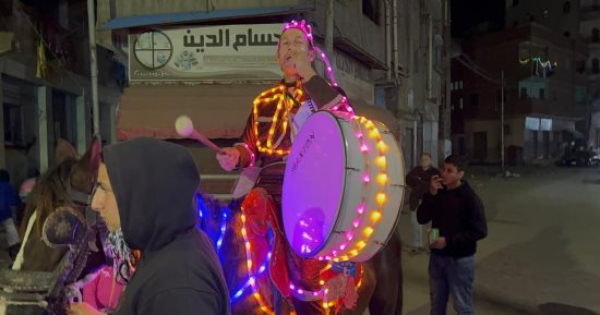 مسحراتى رمضان يظهر بالبدلة المضيئة والحصان وسط بهجة وسرور المواطنين فى الدقهلية