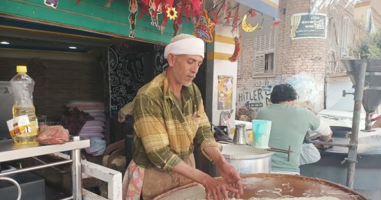 حكاية "أبو العربى" مع صناعة الكنافة البلدى فى المنوفية.. تعلمتها منذ سنوات