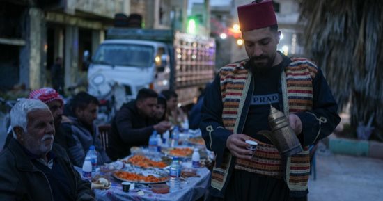 موائد رحمن وإفطار جماعي.. السوريون يرسمون البهجة على الأطلال