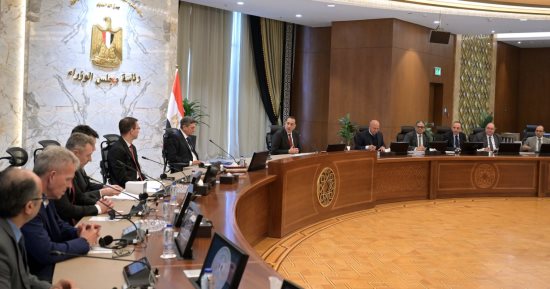 رئيس الوزراء يبحث تنفيذ مشروع للحد من حوادث السكك الحديدية بشراكة سلوفينية