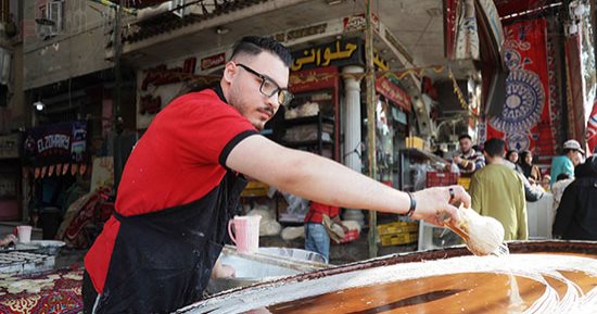 حلويات رمضان.. أفران الكنافة والقطايف تزين شوارع القاهرة