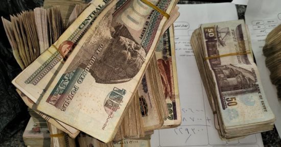 مسعفان يسلمان أهل مصاب أمانات بقيمة نصف مليون جنيه فى مطروح