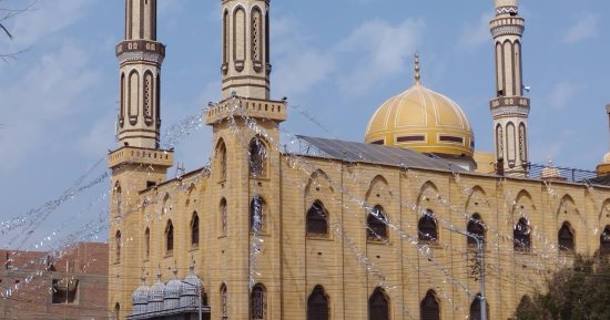 المنيا تحتفل بأول مسجد يعمل بالكامل بالطاقة الشمسية.. إحلال وتجديد مسجد النصر بقرية دلجا بعد 69 عاما من إنشائه.. يعمل بـ 15لوح طاقة ويولد 1500 كيلو وات فى الشهر.. والأوقاف: تجربة رائدة.. فيديو وصور 