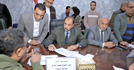 محافظ سوهاج يستمع إلى مطالب وشكاوى المواطنين فى اللقاء الجماهيرى