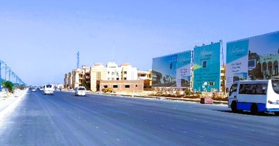 التوسع في مشروعات رصف شوارع وطرق مدينة مرسى مطروح.. مد أعمال البنية التحتية بالعزب والأحياء قبل رصف شوارعها.. المدينة تشهد أعمال تطوير واسعة بالتزامن مع تطوير الكورنيش وكوبري روميل.. صور