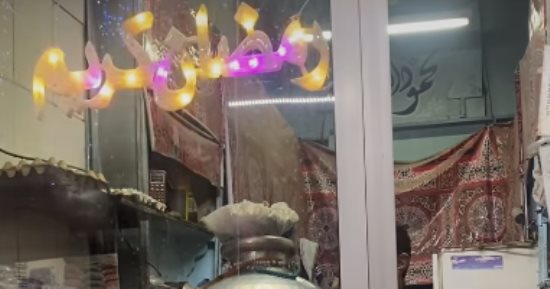 أقدم محل فول فى الدرب الأحمر.. عم أيمن يحافظ على تراث الأجداد.. فيديو