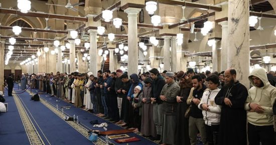 بحضور آلاف المصلين فى الليلة السادسة من رمضان.. الجامع الأزهر يقيم العشاء التراويح