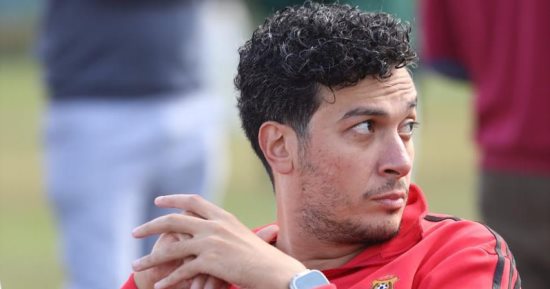 أكرم حسني وأحمد عبد الوهاب فى مباراة تاريخية بالحلقة 6 من مسلسل الكابتن