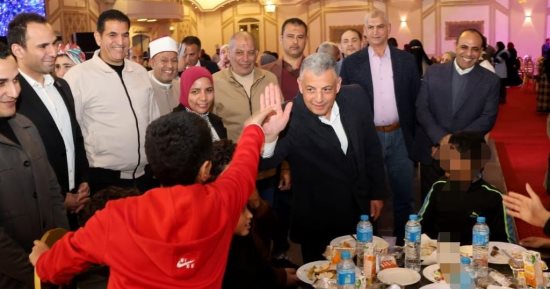 محافظ الإسماعيلية يشارك أطفال دور الرعاية وكبار السن وذوى الهمم إفطارهم