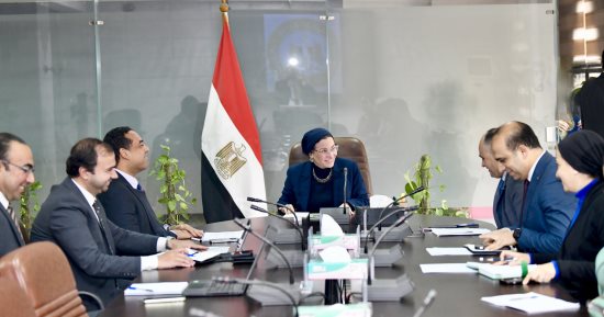 وزيرة البيئة تبحث تنفيذ مشروعات فى إدارة المخلفات والتنوع البيولوجى والتنقل الحضرى