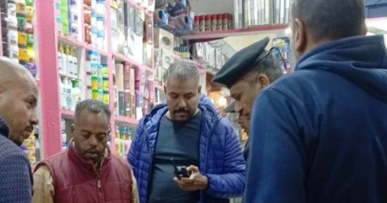تشميع عدد من المحلات التجارية بأسوان لبيعها ألعاب نارية.. صور