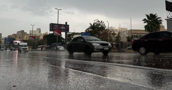 سيارات إغاثة على الطرق السريعة بعد سقوط أمطار   