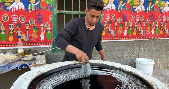 محببة للقناوية.. شاهد صناعة الكنافة البلدى على يد "محمود"