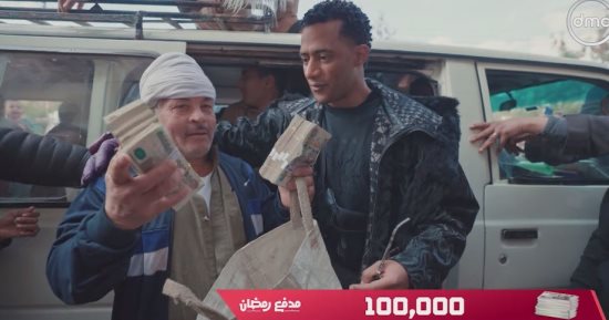 بحلم أكون مستور.. "مدفع رمضان" يهدي مسنا 100 ألف جنيه