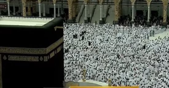 في رحاب الحرمين.. تكثيف الخدمات لاستيعاب الأعداد المليونية في الجمعة الأولى من رمضان.. مصليات خاصة لذوي الهمم وكبار السن بالمسجد الحرام.. روبوتات للإجابة عن السائلين.. و400 عربة كهربائية لتنقل المعتمرين بالحرم 