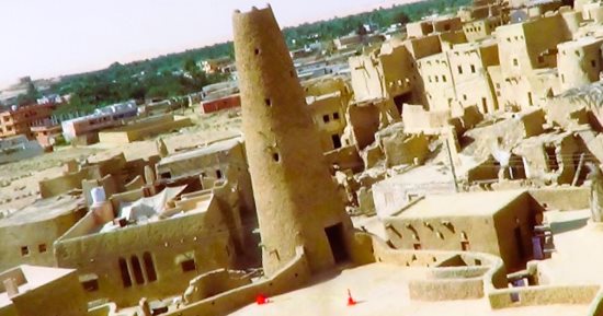 عادات أهالي واحة سيوة خلال رمضان قديما وحديثا.. كانوا يستطلعون الهلال معكوسا على الماء قبل انتشار التكنولوجيا.. جمع السلع والأطعمة من المنازل وإعادة توزيعها فتتشابه أطعمة الأغنياء والفقراء.. ويعتزلون اللهو