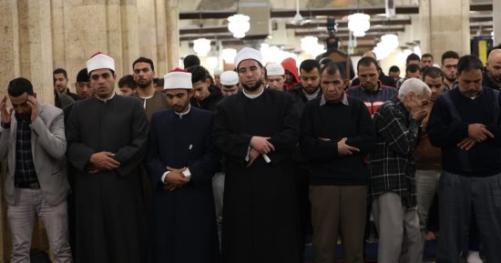 آلاف المصلين يؤدون العشاء والتراويح بالجامع الأزهر