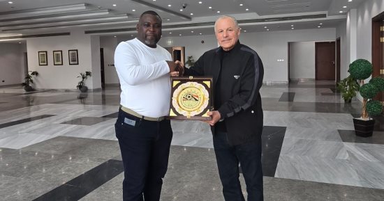أبو ريدة يلتقى نظيره المالاوى ويهديه درع الاتحاد المصرى