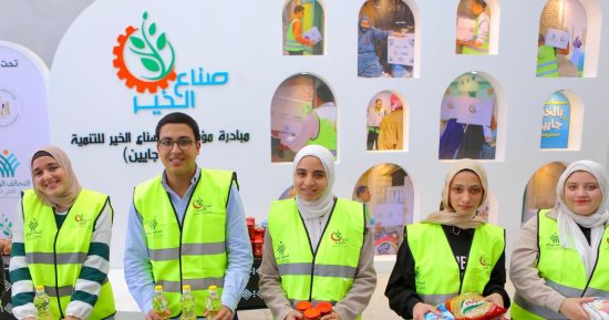طلاب يشاركون فى تعبئة كراتين مبادرة "بالخير جايين" للتحالف الوطنى