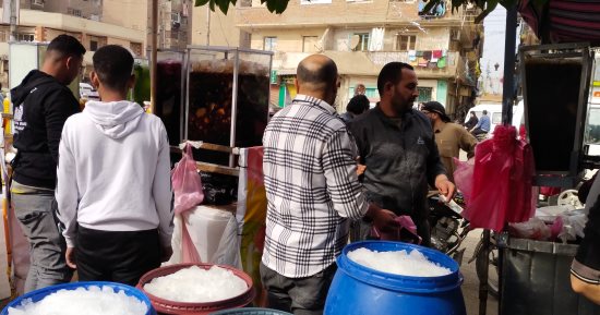 20 سنة بيرطب علي قلوب الصائمين.. علي الصعيدى أقدم بائع عصائر ومشروبات رمضان بالقليوبية.. ورث المهنة عن والده ويأتي إليه المواطنين بالاسم.. ويبتكر أنواعا جديدة من العصائر منها السوبيا بالفواكه والليمون بالنعناع