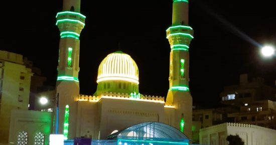 "سيدى العوام" أشهر مساجد مطروح.. يطل على البحر مباشرة وله شهرة واسعة بين المصطافين.. قديما قذفت الأمواج جثمان مجهول إلى الشاطئ فأقيم له ضريح ومسجد.. كان المريدون يقصدونه كل عام لمدة أسبوع لإحياء المولد.. صور