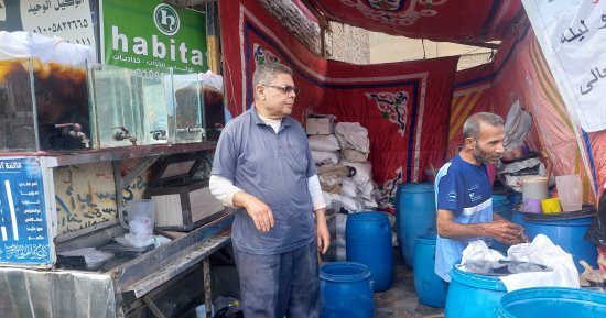 أبو سامح أشهر شربتلى بالمحلة.. 40 سنة فى صناعة التمر هندى والعرقسوس.. فيديو