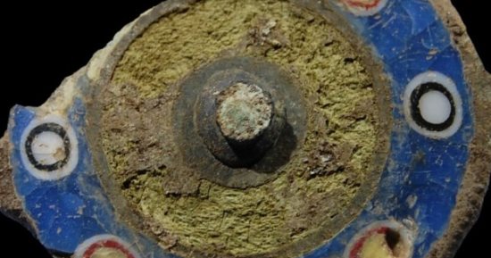 العثور على دبوس روماني مطلي بالمينا مدفون في اسكتلندا.. اعرف قصته