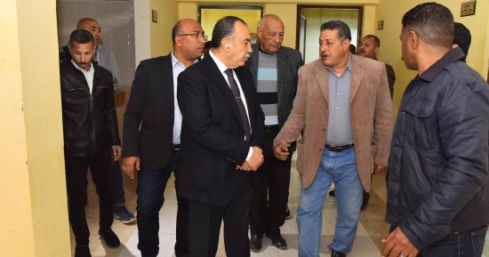 محافظ أسيوط يتفقد إدارة التضامن الاجتماعى بالغنايم ويستمع لشكاوى المواطنين