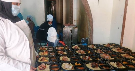 "القومى للمرأة" بأسوان يوزع 500 وجبة غذائية بقرى مركز كوم أمبو