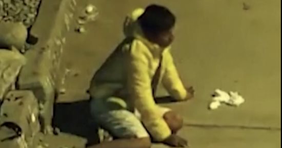 شاب ينجو بأعجوبة بعدما صدمه قطار فى ليما عاصمة البيرو.. فيديو