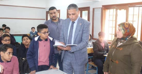 وكيل وزارة التعليم بالجيزة يشدد على التزام الطلاب بالزى المدرسى