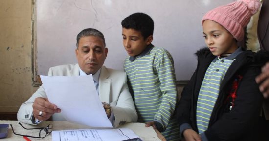 تعليم الجيزة: إحالة مدير مدرسة ومعلم للتحقيق لتوجيههما الطلاب بالغياب