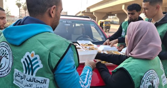 قلوبنا أقرب.. جهود مكثفة للتحالف الوطنى في رمضان.. توزيع آلاف الكراتين الغذائية وإقامة عشرات من موائد الرحمن.. قوافل خير تجوب المحافظات فى رمضان لتوزيع الوجبات على الأسر الأكثر احتياجا