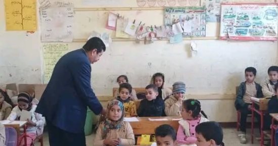 مدير تعليم سوهاج يتابع البرنامج العلاجى للطلاب ضعاف القراءة والكتابة