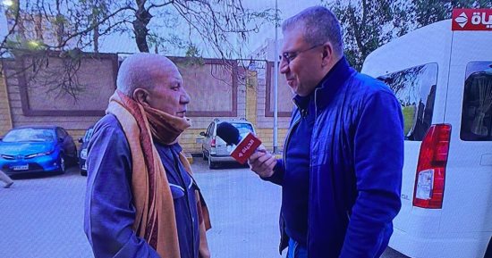 عمرو الليثي يجبر بخاطر عم محمد ويهديه مبلغا ماليا بـ"أجمل ناس"