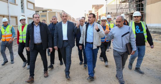 وزير قطاع الأعمال العام يتفقد مصانع شركة مصر للغزل والنسيج بالمحلة الكبرى