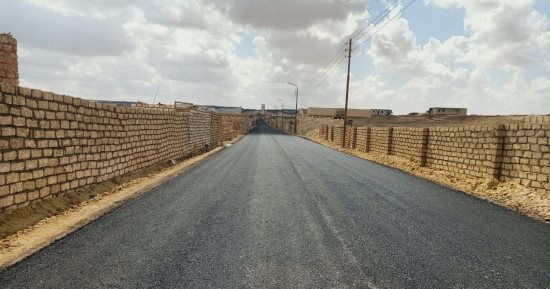 محافظ الجيزة: رصف وتطوير طرق حيوية بالواحات البحرية لتسهيل حركة تنقل المواطنين