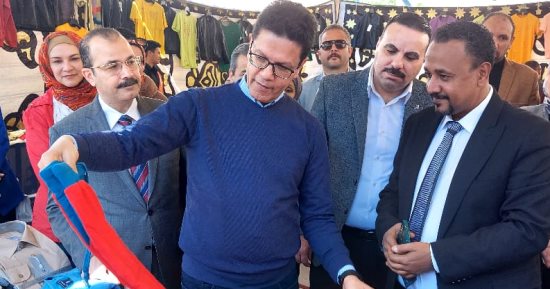 يضم 2500 قطعة.. رئيس جامعة بنها يفتتح معرضا خيريا للملابس لطلاب التربية النوعية