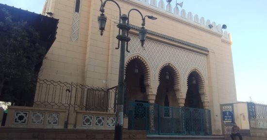 "الفولى".. حكاية مسجد تحول إلى قبلة المصلين وتقام بجانبه الموائد طوال رمضان