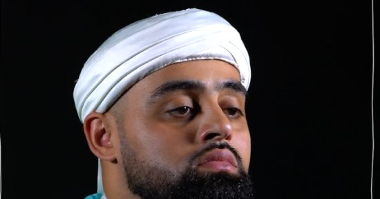 خشوع يملأ القلوب.. أذان المغرب بصوت الشيخ أحمد أيوب البريطانى.. فيديو