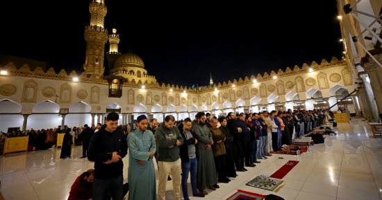 روحانيات رمضان.. صلاة العشاء والتراويح بالجامع الأزهر