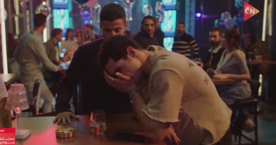 مسلسل كامل العدد الحلقة 12.. "مختار" يتعدى بالضرب على "علي" فى ملهى ليلى