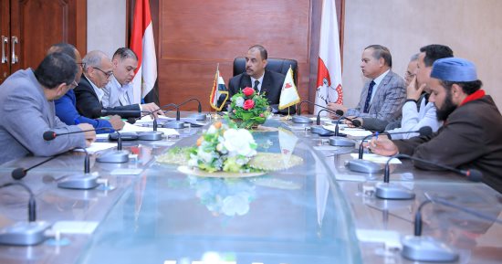 محافظ سوهاج يبحث التوسع فى إنشاء مصانع أعلاف غير تقليدية لدعم الثروة الحيوانية