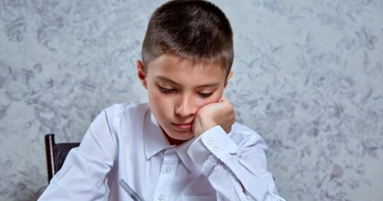 لو ابنك درجته ضعيفة فى التقييمات.. 5 خطوات تساعده على التفوق